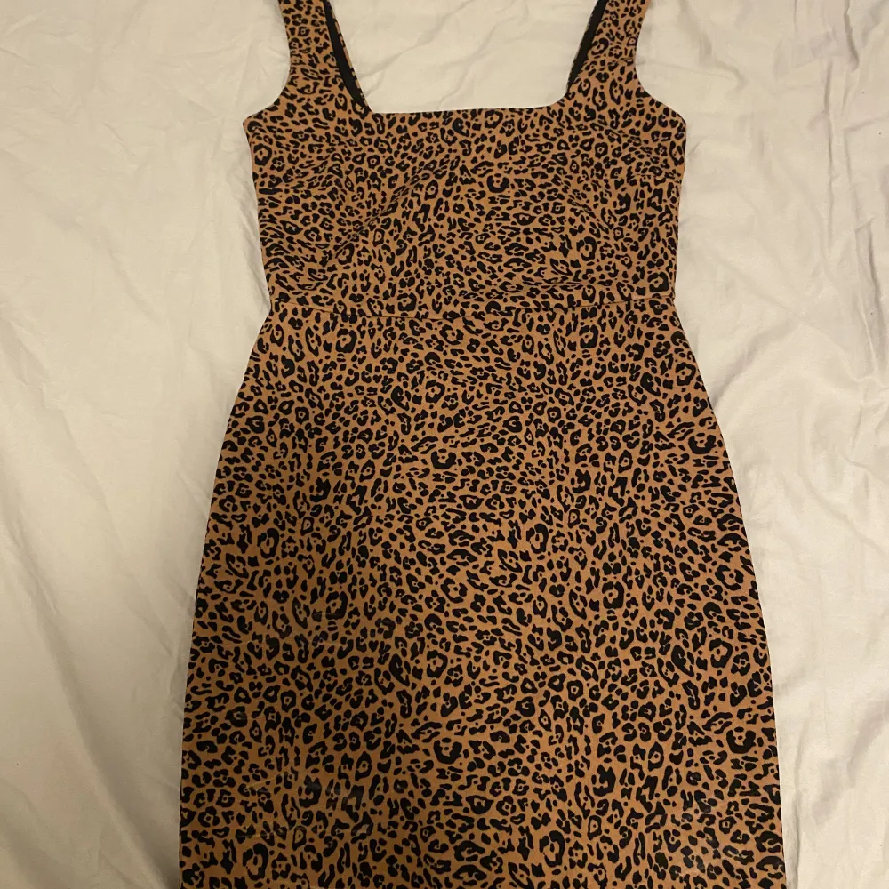 Säljer denna leopard klänning som är snvänd 2-3 gånger bara, skriv priv för frågor ❤️. Klänningar.