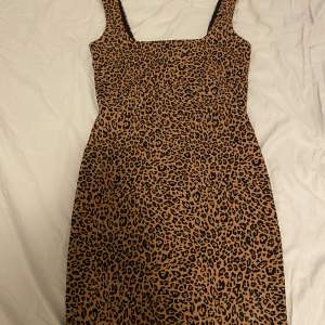 Säljer denna leopard klänning som är snvänd 2-3 gånger bara, skriv priv för frågor ❤️
