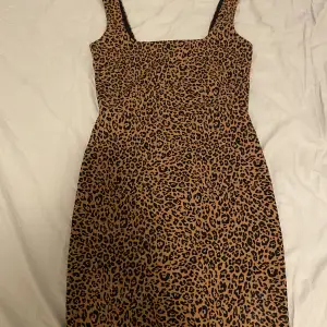 Säljer denna leopard klänning som är snvänd 2-3 gånger bara, skriv priv för frågor ❤️