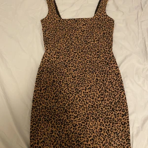 Klänning - Säljer denna leopard klänning som är snvänd 2-3 gånger bara, skriv priv för frågor ❤️