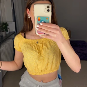 Gul topp - Säljer denna söta topp från H&M som inte kommer till användning🥰 