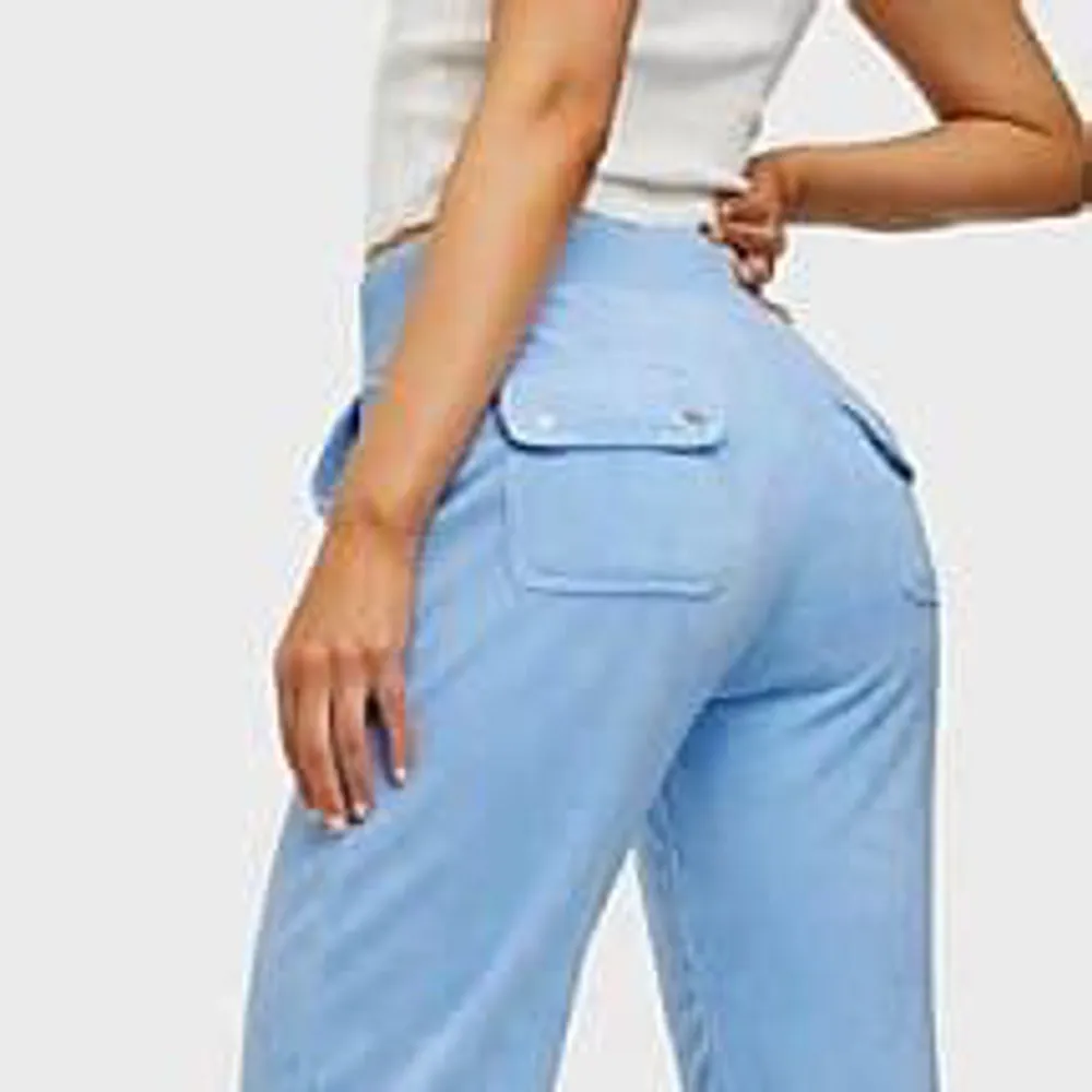 Hej, söker juicy byxor i dessa färgerna med fickor i xs/xxs helst xss för max 300kr, Inga defekter! Kontakta mig om ni vill sälja. Skicka bilder privat!. Jeans & Byxor.