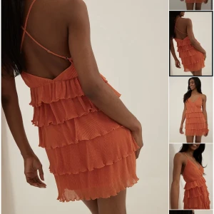 Volangklänning - Säljer denna jättesnygga volangklänning ifrån Anika Teller X NA-KD. Storlek 32. Köpt för 429kr Aldrig använd, lappen sitter kvar