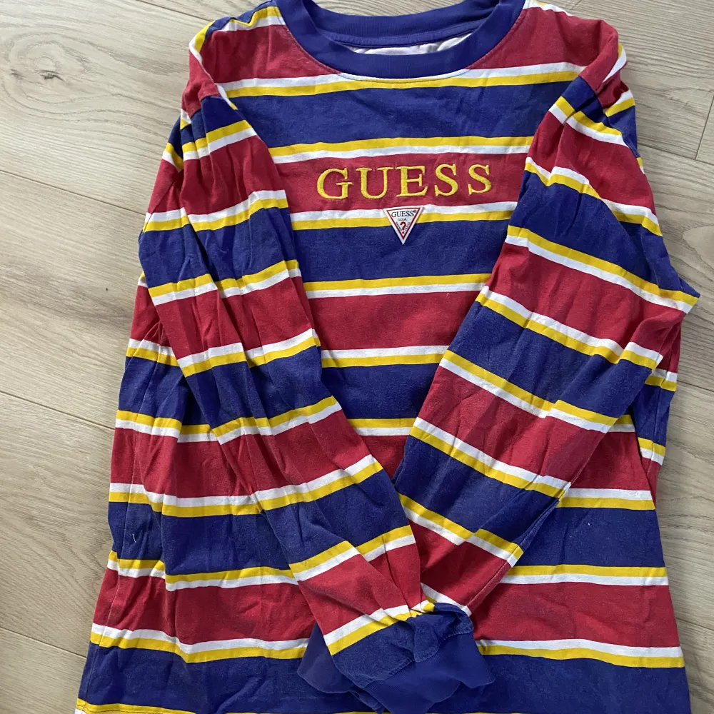 Randig Guess t-shirt. Fint broderi fram.  i storlek S (herr) passar allt från S-L (tjej) beroende på passform. Otroligt skön! Ber om ursäkt för skrynkel. Den har legat nedpackad i 1 år.. T-shirts.