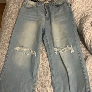 jeans - säljer nu dessa jeans då dom e förstora och för långa för mej strl 44 använd få tal gånger  Skriv till mej för bild på🫶🏻