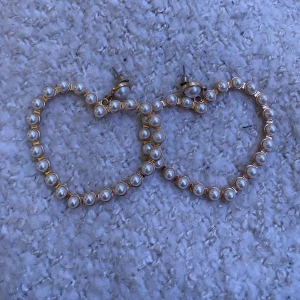 Örhängen hjärtan  - gulliga örhängen med pärlorna <3 perfekt för alla hjärtans dag