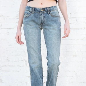Brandy melville jeans  - Säljer dessa super fina och sköna jeansen från brandy Melville i modellen eleanor! Inte använda alls mycket! Nypris 400!