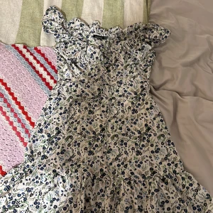 Klänning - Fin blommig klänning från boohoo. Använd max 3 ggr, storlek 38 men skulle säga den är mer som 36