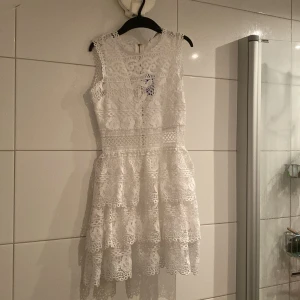 Guess klänning  - Säljer min finaste klänning som passar super till student och skolavslutning😊 Den är precis som ny💕Nypris: 1000 kr