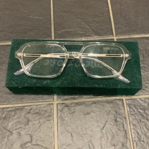 One of one glass ögon - Ett par one of one glass ögon kan diskutera pris