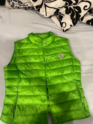 Moncler bäst - Säljer denna för att den är för liten. 1500 kr