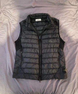 Stone Island Väst - Stone Island väst Strl: Medium passar S Skick: 8,5/10 Nypris: 4700kr Mitt pris: 2499kr+frakt