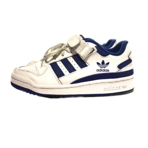 Blåa adidas forum low - ⚠️köpte för 1200 från adidas säljer för 400!!⚠️Rena adidas forum (dom ser smutsiga ut eftersom att jag typ har ett filter på men dom är rena!) storlek 40. Säljer eftersom att dom är för små😊