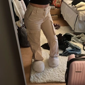 Cargobyxor - Snygga cargos från Bershka, använda en gång. Säljer då dem är för långa på mig <3