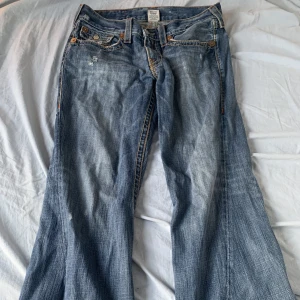 Trueys - skitsnygga trueys! säljer pga inte längre min stil. jag har sytt upp dem så de passar min längd (165) bättre men fortfarande lite för lång. jättestora i midjan så bälte behövs för mig. sitter väldigt baggy på mig. bra skick, köpte för 1300kr. 