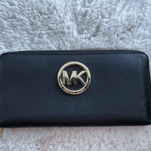 Michael Kors plånbok - Michael Kors plånbok med myntfack samt kort-fack. I nyskick!