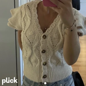 stickad zara tröja - Säljer min stickade tröja, jätte fin men kommer inte till användning längre💕 Lånade bilder😊