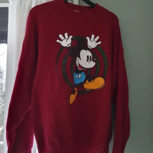 Collegetröja röd - Röd collegetröja med Musse Pigg på Köpt på Beyond Retro 