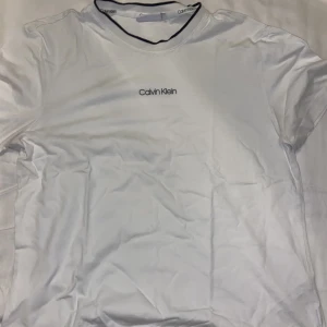 Calvin klein t-shirt - Använd ett fåtal gånger  Storlek L