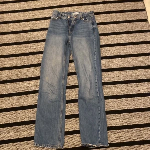 Bershka jeans - Säljer dessa behrska jeans som är mid - highwaist. Dem är för små för mig så det är därför jag säljer dem