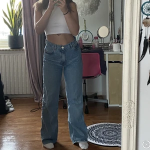 Jeans - Blåa vida/raka jeans från zara. 