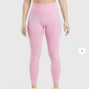 Gymshark leggings - Gymshark Vital Seamless. Köpte på plick men var tyvärr för små på mig. Byxorna är i väldigt bra skick! Nypris 549kr. Fri frakt just nu!!☺️