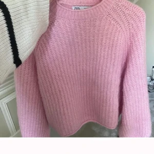 Stickad tröja  - Rosa stickad tröja från zara! Liten i storleken 💗