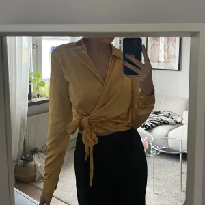 Gul blus - Gul blus i storlek S-M!! Superfin till påsk, middag, fest! 