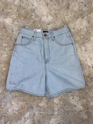 Jeansshorts från Lee - Köpte ett par short på rea som visade sig vara för små..☹️