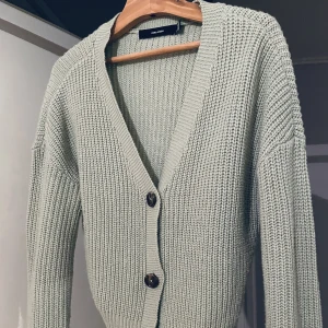 Grön stickad tröja från Vila  - Fin stickad tröja från Vila. 