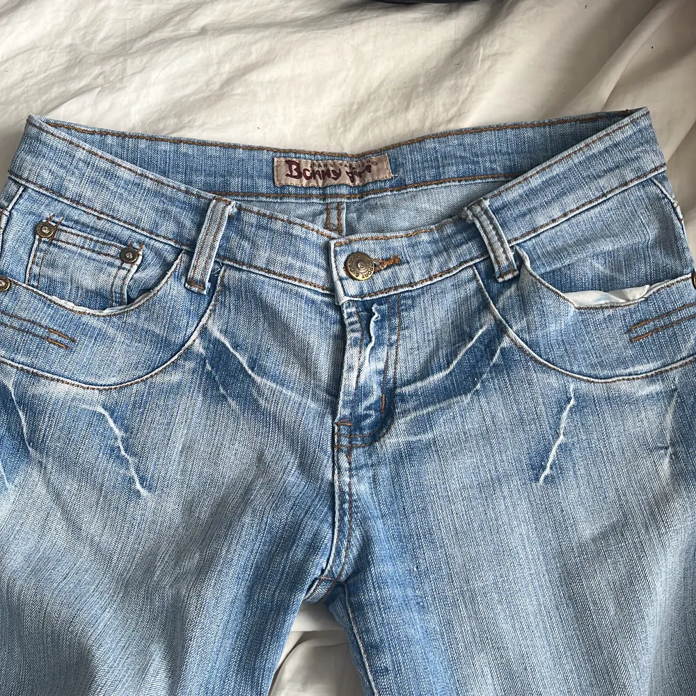 Superfina lågmidjade ljusblå jeans med coola detaljer! Midjemått: 78 cm innerbenslängd: 75 cm Jag på bilden är 160 cm Skriv om du har fler frågor!🫶. Jeans & Byxor.
