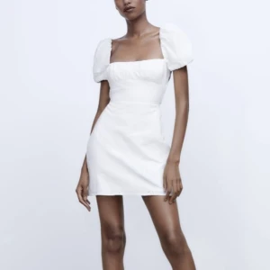 Vit klänning - Köpt här på plick men säljer denna då den var för liten på mig, är 168 och den var väldigt kort och tajt (sista bilden är lånad) väldigt bra kvalitet, som helt ny!😊