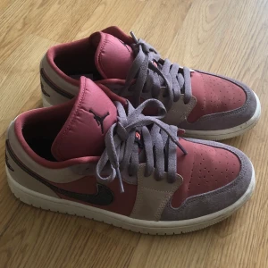 Nike air Jordans, storlek 38 - Säljer mina fina Nike air Jordans. Använda få gånger. Kan gå ner i pris vid snabb affär! :)