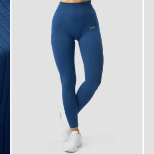 Ribbed Define Seamless Tights Dark Navy - Säljer dom här seamless träningstightsen från icaniwill. Dom är aldrig använda och prislappen sitter kvar. Fick fel storlek i julklapp därför jag säljer dom. Orginalpris är 699kr💗💗 