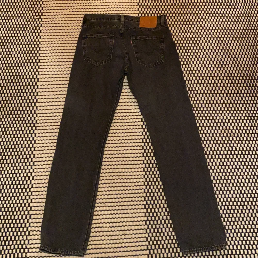 Hej! Jag säljer nu mina nästan helt oanvända svarta Levi’s 501 jeans. Jag säljer dom pågrund av att dom är alldeles för små. Storleken är w29 och L32.. Jeans & Byxor.