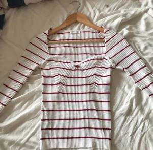 Tröja  - En så fin tröja från mango. Är jätte söt o hur bekväm som helst men kommer helt enkelt inte bara till användning tyvärr. 