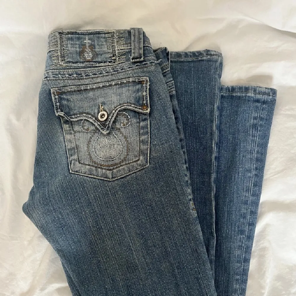 Säljer nu dessa trendiga jeans som sitter sjukt bra på. Snyggt motiv på bakfickorna samt bra skick. Säljer då det inte är min stil längre. 💞. Jeans & Byxor.