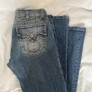 Säljer nu dessa trendiga jeans som sitter sjukt bra på. Snyggt motiv på bakfickorna samt bra skick. Säljer då det inte är min stil längre. 💞