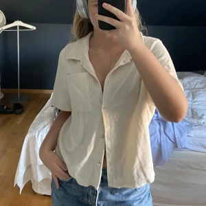 Frotté skjorta na-kd - Säljer denna off-white frotté skjorta från Na-kd i storlek M. Om du har övriga frågor eller vill ha fler bilder är det bara att hmu! Köparen står för frakten och betalning med swish.3 FÖR 2 PÅ ALLA TOPPAR/SKJORTOR - kolla in min profil! <3 