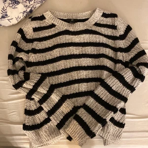 Grå svart randig tröja  - Grå svart randig stickad tröja från H&M i storlek S!  Denna är lite tyngre