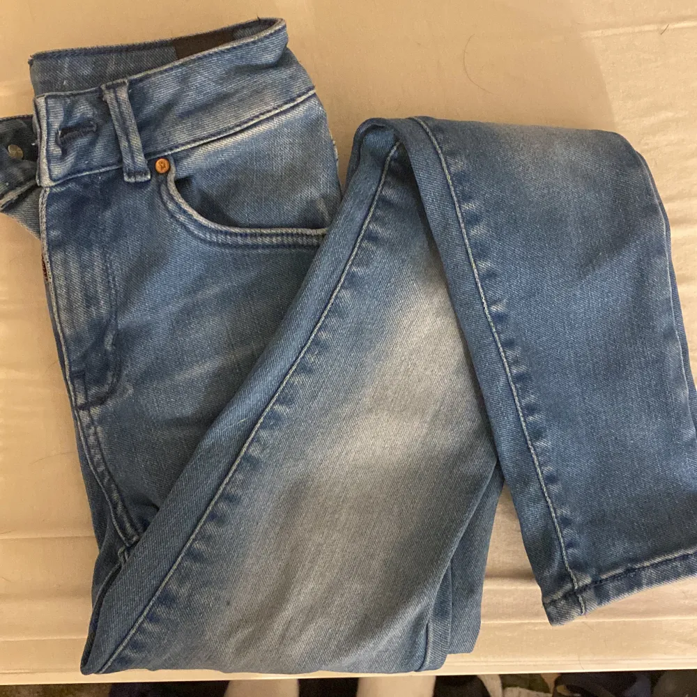 Ett par super fina blå jeans från bikbok, inga defekter alls! Sitter fint på kroppen, storlek XS . Jeans & Byxor.