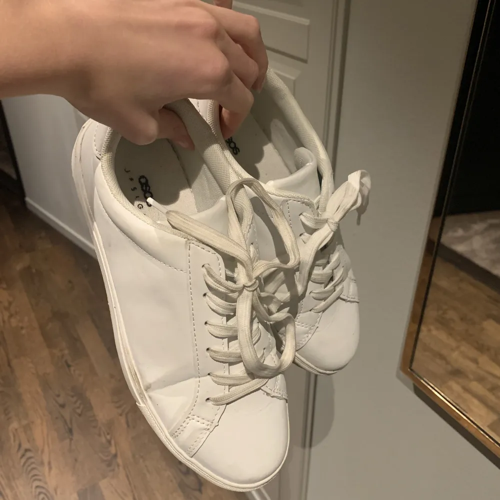 så snygga helt vanliga vita sneakers ifrån asos 😙 använda 2 gånger. Skor.