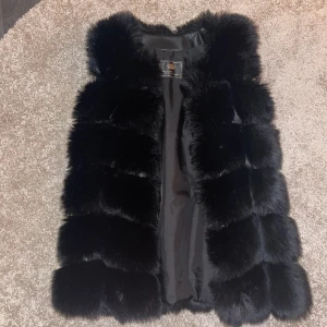 Pälsväst  - Fuskpäls, typ aldrig använd. One size själv är jag 160 cm lång och har s/m i storlek 
