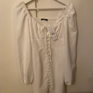 Vit klänning  - Oanvänd vit klänning från Gina. Nypris 500:-💞