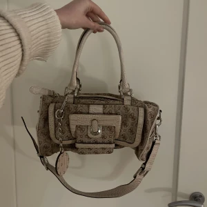 Vintage Väska - vintage väska från Guess!!! Har varit en stor favorit länge! Rymlig och bekväm att bära!! 