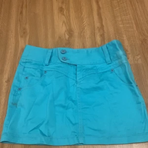 Cargo kjol - Denna kjolen är ungefär cargo kjol men den är inte min stil och jag tänker sälja. Jag har aldrig andvända den men den va min mammas från 2000 talet ⚡️