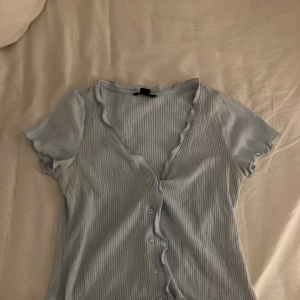 Topp från monki - Jättesöt topp från monki i ljusblå, knappt använd så väldigt bra skick. Är i storlek M.