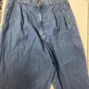 Lee baggy jeans - Lee baggy jeans med kostymbyxfickor. Färgen på första bilden överensstämmer med färgen i verkligheten.