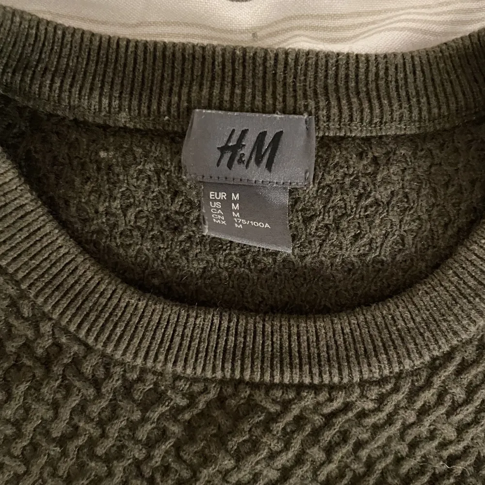 Säljer denna asfina tröjan från H&M som tyvärr inte fått någon användning <3. Tröjor & Koftor.