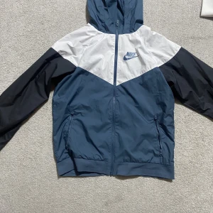 Nike tröja  - Nike tröja den är bara Använd några gånger och säljer den för den blev liten för mig 